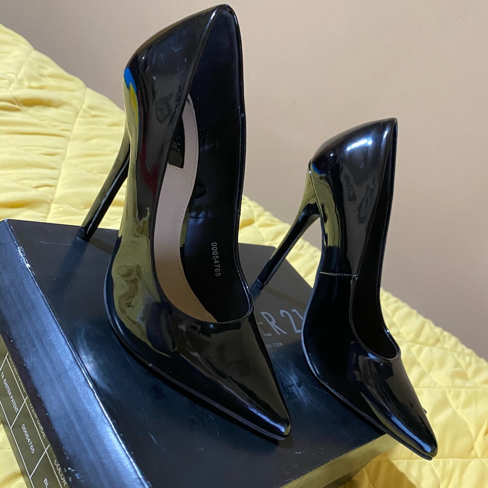Forever 21 Black Pumps Size 6 (NEW)